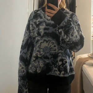 Stickad tröja - Stickad tröja med mönster från Carin Wester!💕 Är i storlek M och sitter oversized på mig som vanligtvis har S. 