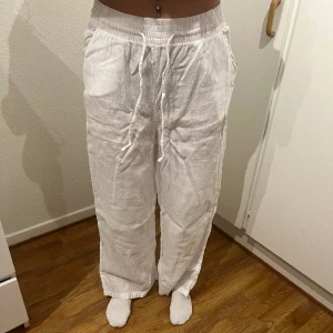 Linnebyxor  - Fina linnebyxor från Gina tricot. Lite genomskinlig, även stil 36 i dem. Jätte sköna och fint skick på dem. Även endel men inga synliga slitage 