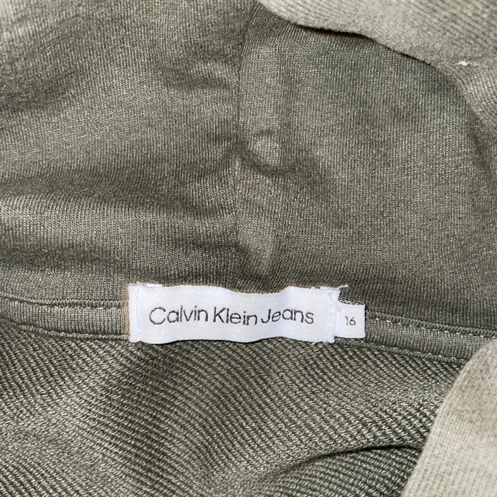 En fräsch Calvin Klein hoodie som är i nyskick, knappt använd. Skriv för fler bilder. Nypris 799 kr.. Hoodies.
