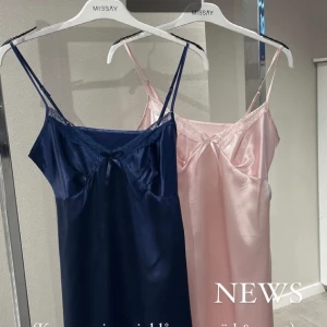 Nattlinne/satinklänning - Helt ny och lappen sitter på, aldrig använd. Säljer pga att den inte passar mig, hör av er för fler bilder. Pris kan diskuteras. Bara marinblåa 