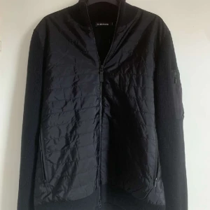 J.Lindeberg cardigan  - Snygg J.lindeberg cardigan. Köpt på NK, kvitto finns och tags. Skicket är perfekt, använd max 2 gånger. Tveka inte att höra av er och ställa frågor