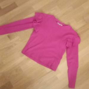 Säljer denna fina rosa tröjan från gina tricot för att den inte kommer till användning den är storlek 158-164💕