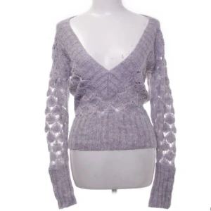 Grå stickad - Gullig stickad! Fin att ha över bikinin en sommarkväll! 🩶🩶🩶🩶🩶🩶🩶