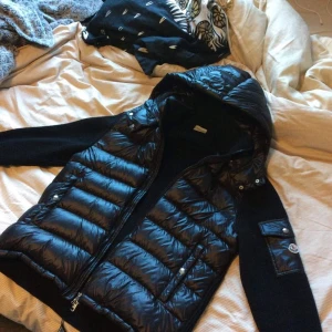 Moncler cardigan tricot  - Snygg moncler cardigan perfekt nu till vintern. Skicket är 9/10  Nypris 9000kr köpt på NK i våras Priset är inte ristat i sten  Tveka inte på att höra av dig vid frågor