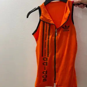 Här får ni tre tröjor En Adidasbyxor orange tajt  En mer finare magtröja  En ”in-fashion” tröja