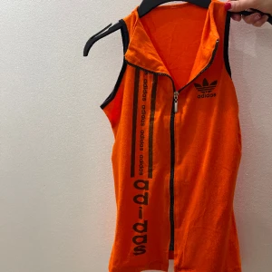 Tre tröjor in 1 - Här får ni tre tröjor En Adidasbyxor orange tajt  En mer finare magtröja  En ”in-fashion” tröja