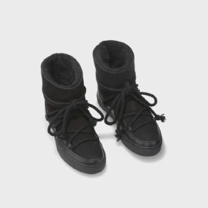 svarta Inuikiis! -  säljer mina knappt använda svarta inuikkis. Jättefint skick, endast använda ca 5 gånger, men kommer tyvärr inte till användning. Skriv gärna om ni är intresserade ❤️(köpta för 3000, kan tänka mig att sälja runt 2000 beroende på efterfrågan )