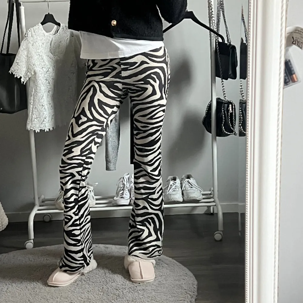 Zebra mönstrade byxor från H&M. Går inte längre att köpa. Köpta här på Plick. . Jeans & Byxor.