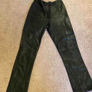 Svarta skinnbyxor❤️ - Ett par svarta skinnbyxor❤️ Inga defekter💕 Storlek XS🫶🏻