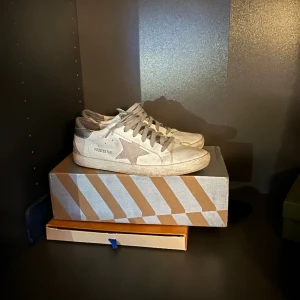 Golden Goose Skor - Tja säljer min Golden Goose skor i storlek 41 då de är för små för mig, väldigt bra skick 9/10 skulle jag säga då de knappt är använda. Eventuella byten skulle kunna vara intressant. Kom privat för mer info. Priset kan diskuteras.  Mvh