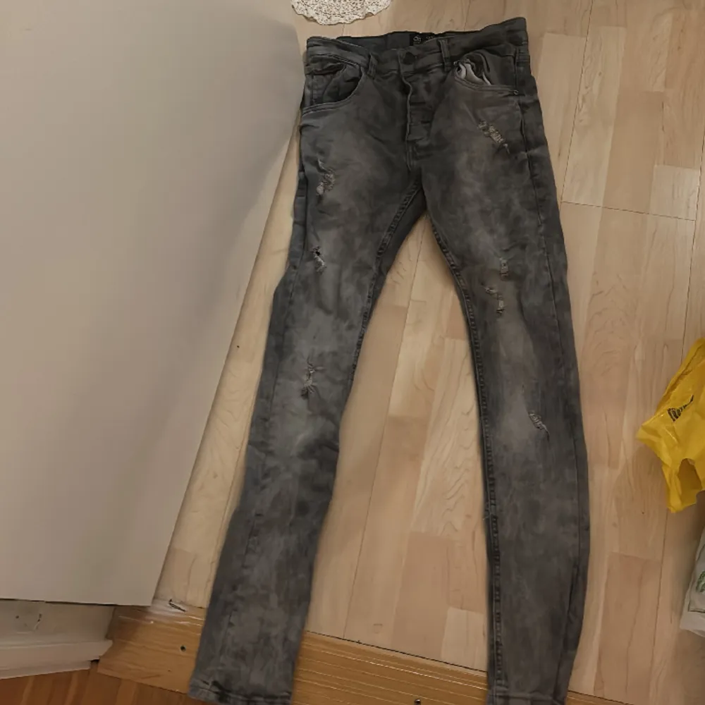 Fina byxor i bra skick de ljusgråa är i storlek 170, mörkblåa 164 och de mörkgråa 31, 100 kronor för alla . Jeans & Byxor.