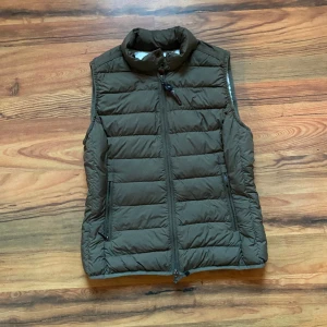Parajumepr väst grön  - En parajumper väst stolek s. Grön modell har endast använts 2/3 veckor. Köptes för 3200kr. Säljs för att den är för liten . Pris kan diskuteras.