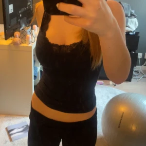 C&A linne - Säljer detta jätte fina mörkblåa linnet med lite spets! Köpt utomlands och har ej användning till den längre så sparsamt använd med inga defekter!