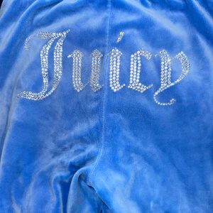 Juicy couture  - Ljusblåa Juisy couture byxor. Säljer dom för de är för små för mig. Dom är i stretchiga i storlek xs