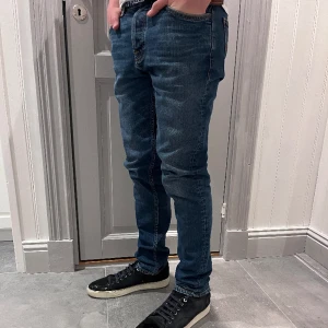 Nudie jeans Steady Eddie - Säljer dessa Nudie jeans i modellen Steady Eddie. Han på bilden är cirka 175cm lång och väger 65kg. Skorna på bilden finns även att köpa på min sida! Skriv gärna vid fler frågor eller funderingar💥🔥