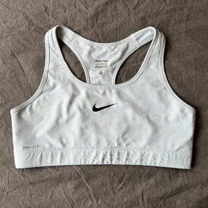 NIKE SPORTBH  - Fin och bekväm sportbh från Nike, knappt använd och princip i nyskick! Köparen står för frakt 🤍