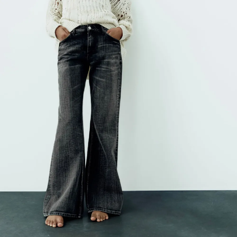 Säljer dessa jeansen från zara❤️ helt oanvända! Köpta för 400kr, slutsålda!!. Jeans & Byxor.