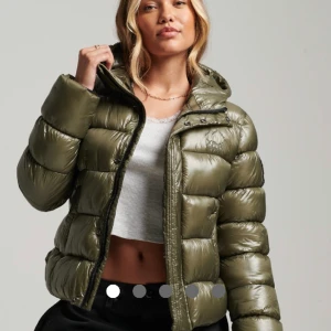 Superdry jacka - Säljer min superfina vinterjacka från superdry då jag köpt en annan💓slutsåld överallt, fint skick