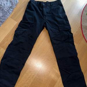 Ett par raka cargobyxor från pull&bear. Har aldrig använts då de är för korta på mig som är 176 cm. Väldigt bra skick! De är i storlek 40 men är som en 38