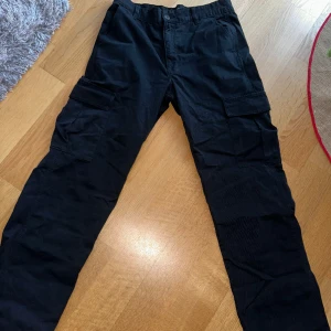 Raka midwaist cargopants - Ett par raka cargobyxor från pull&bear. Har aldrig använts då de är för korta på mig som är 176 cm. Väldigt bra skick! De är i storlek 40 men är som en 38