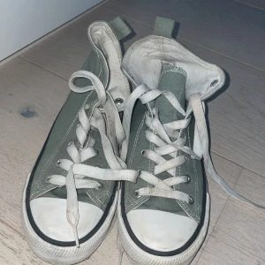 Gröna converse skor - Det är inte riktiga converse men ser ut som det, de är lite smutsiga men inte så mycket.