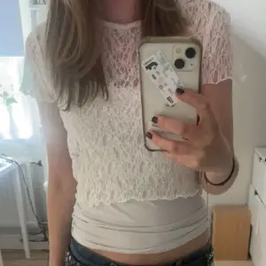 Supersnygg vit spetstopp från Pull & Bear! Den kommer tyvärr inte till användning, men så snygg!! Skriv privat för fler frågor eller bilder💕