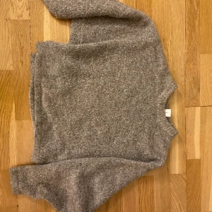 Stickad tröja  - Säljer denna snygga stickade då den tyvärr aldrig kommer till användning. ❤️