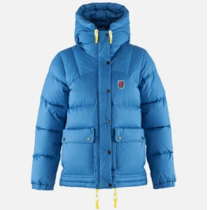 Fjällräven jacka  - Säljer nu min fina fjällräven jacka, knappt använd då den är för stor vilket är anledningen till att jag säljer den, lite smuts vid armarna men går lätt att få bort! Hade kunnat tänka mig att byta mot en annan färg eller mindre storlek💝