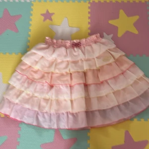 Mezzo piano kjol (140 cm) - Säljer för sm att jag jag tröttnat på den och det inte är min stil längre. Använd ett par gånger. Den är helt fläckfri och ej sönder. Kontakta om du har frågor, köp är på!