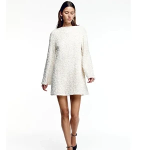 Vit paljettklänning  - Säljer min fina paljettklänning med rosett i ryggen fråm H&M då jag inte har användning utsv den längre, använd 1 gång! (Lånade bilder)