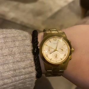 MK (micheal kors) klocka i guld - En äkta klocka från MK som jag köpte från deras egna hemsida. Den är fin och väldigt enkel guldig klocka som passar allt. Köpte den för 3000kr och säljer den för 1500 + frakt 📦. Ifall du har mindre handled så går det att justera klockans storlek.