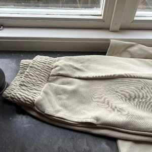 Byxor - Lite bredare/bootcut-byxor.