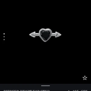 Maria nilsdotterörhänge - Säljer ett till Maria Nilsdotter örhänge i silver med svart Sten Nypris: 1500