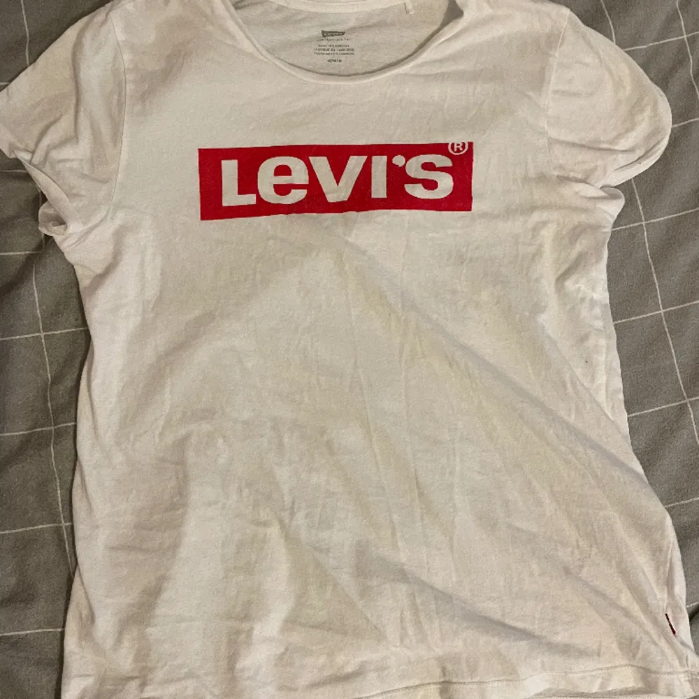Jätte fin och skön Levi’s tröja, bra skick🤍 vid funderingar kan du kontakta mig privat💞. T-shirts.