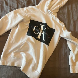 Calvin Klein Hoodie - Vit hoodie från CK, perfekt skick inga fläckar eller missfärgningar!💯