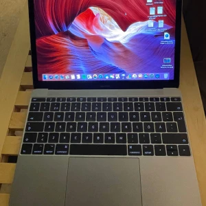 MacBook 12  -  Skärm Retina-skärm 12-tums (diagonalt) LED-bakbelyst skärm med ips-teknik 2304 x 1440 upplösning med 226 pixlar/tum med stöd för miljontals färger 16:10-format Stöder följande skalade upplösningar: 1440 × 900 1280 × 800 1024 × 640 Processor 1,2 GHz 1,2 G