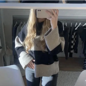 Randig stickad från Ginatricot  - Säljer denna randiga stickade tröja från Ginatricot, superfin och knappt använd så det finns inga defekter på den🖤