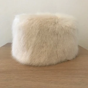 Barts pälsmössa - Pälsmössa i fuskpäls från Barts. Har tagit bort brand -märket framtill men annars aldrig använd. Helt slutsåld 