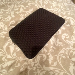 Datorfodral - Jättefint datorfodral med fin textur. Perfekt för sin skoldator och laddare🩶