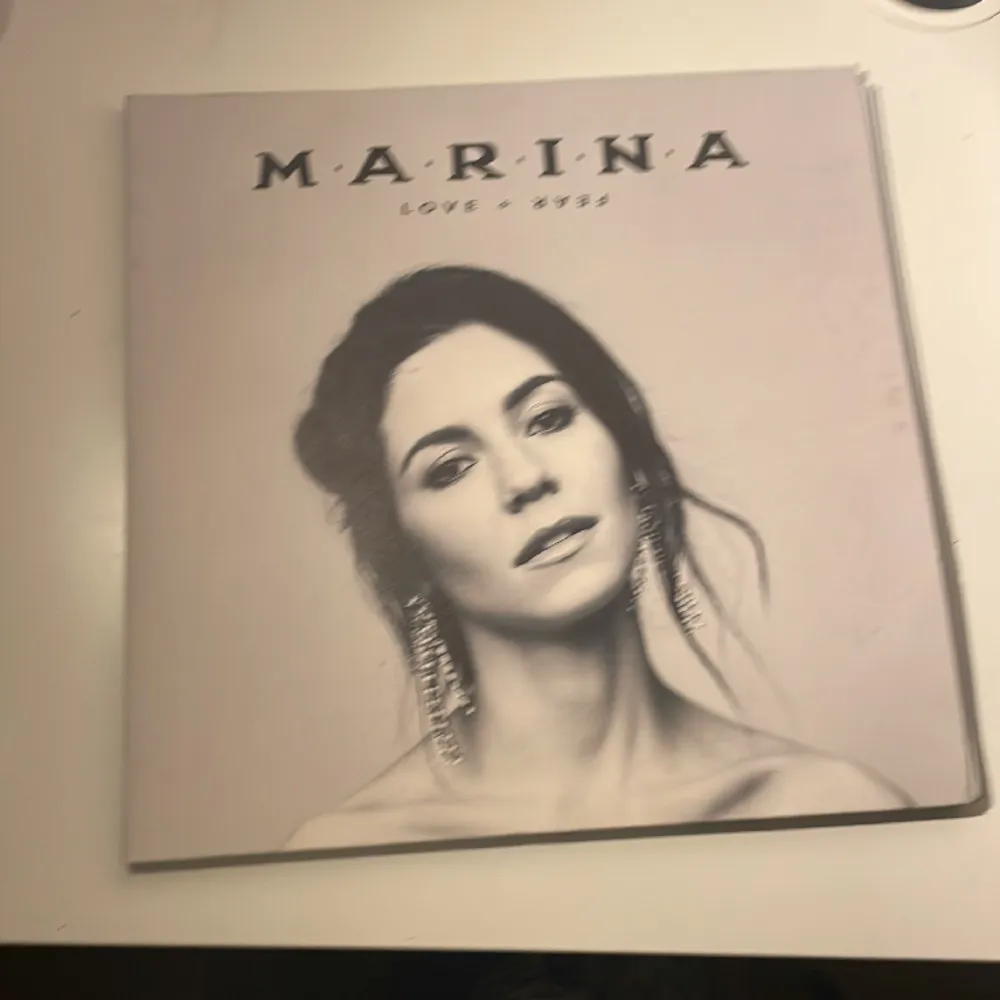 Säljer mitt Marina love+fear album. Den är i helt nyskick och inte använts en enda gång. Säljer för att jag tappat intresse. Nypris 235❤️. Övrigt.