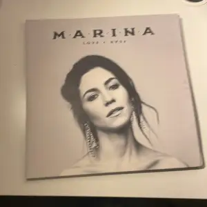 Säljer mitt Marina love+fear album. Den är i helt nyskick och inte använts en enda gång. Säljer för att jag tappat intresse. Nypris 235❤️