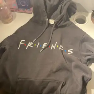 Säljer en friends hoodie från hm. Aldrig använd och är då i väldigt bra skick❤️❤️ Nypris 199