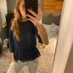 Prickig blus - Denna är så najs för den är prickig, lite genomskinlig och går ut där nere!! Hör av dig om du är intresserad💗💗