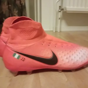 Nike  - Har haft dem 2 träningar. Säljs pågrund av den var stor för mig. Kontakta mig så kan vi diskutera om priset 