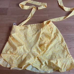 Gul beach kjol  - Jättesöt beach kjol från Shein som kan används till stranden eftersom man kan vira runt den. Finns till och med snören för att göra en liten rosette, spänna och justera storleken. Funkar som S och M. Har små vita blommor och är väldigt bra skick. 