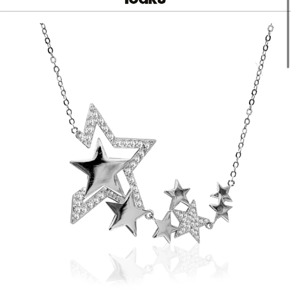 Ioaku multi star necklace Helt ny Ioaku halsband super fin och aldrig använd. Ny pris 699kr, mitt pris är 599kr. Accessoarer.
