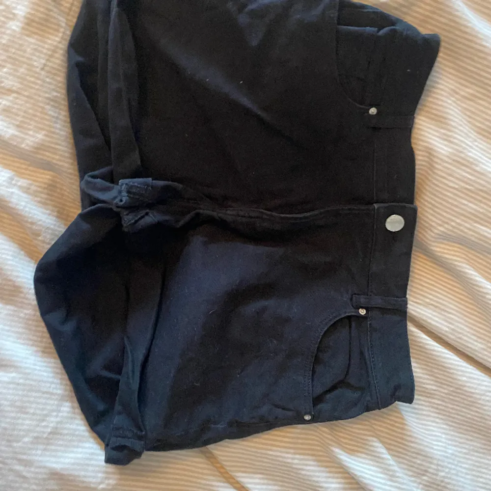 Jättesköna svarta jeans shorts från HM i bra skick. Passar som S men även Xs.. Shorts.