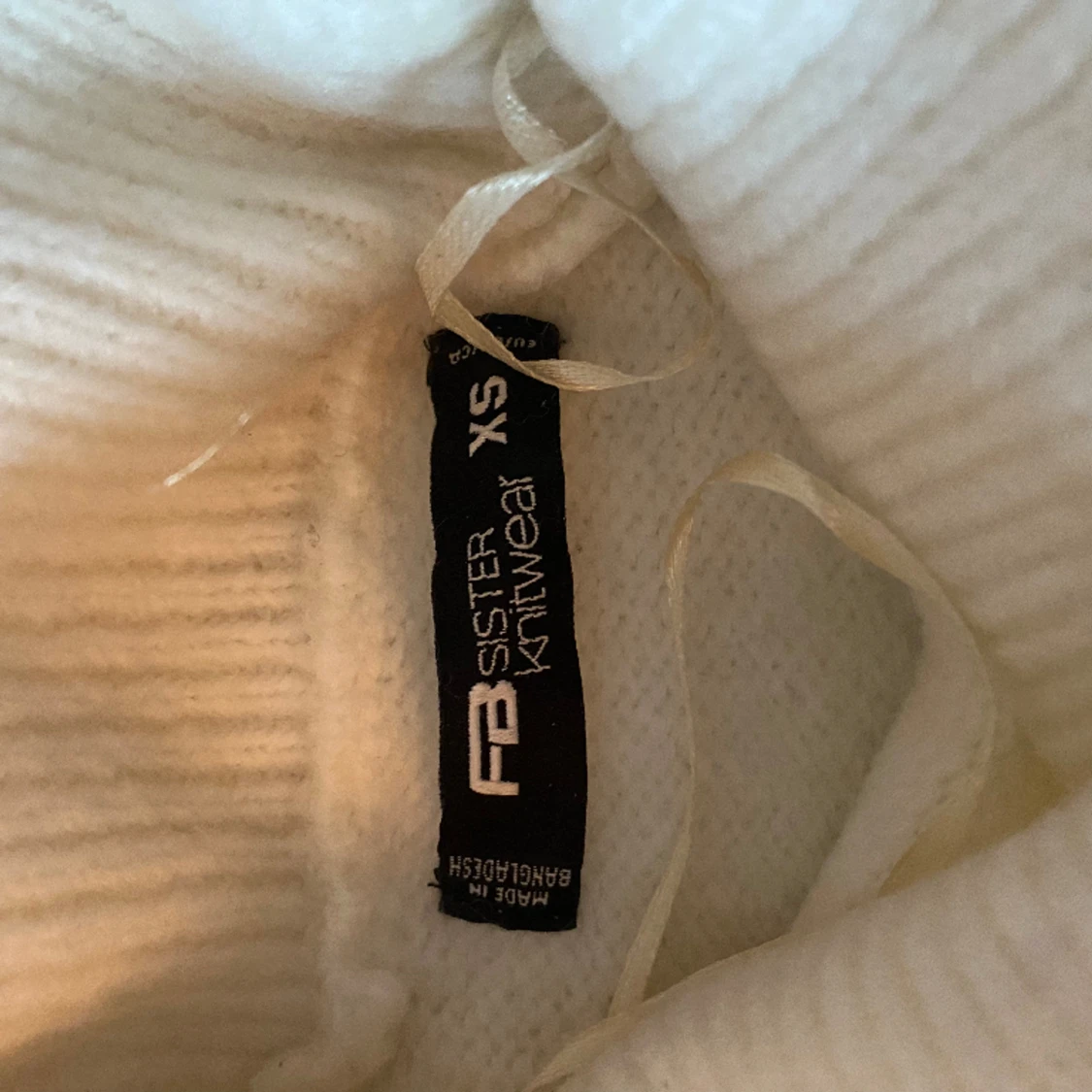 Fin vit stickad tröja med turtleneck - 91