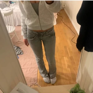 Low waist jeans  - Jag säljer dessa superfina gråa jeans från pepe💗 Jag säljer då dem tyvärr inte passade( köpta på Plick) 💕kontakta för mer info! Pris går att diskutera.