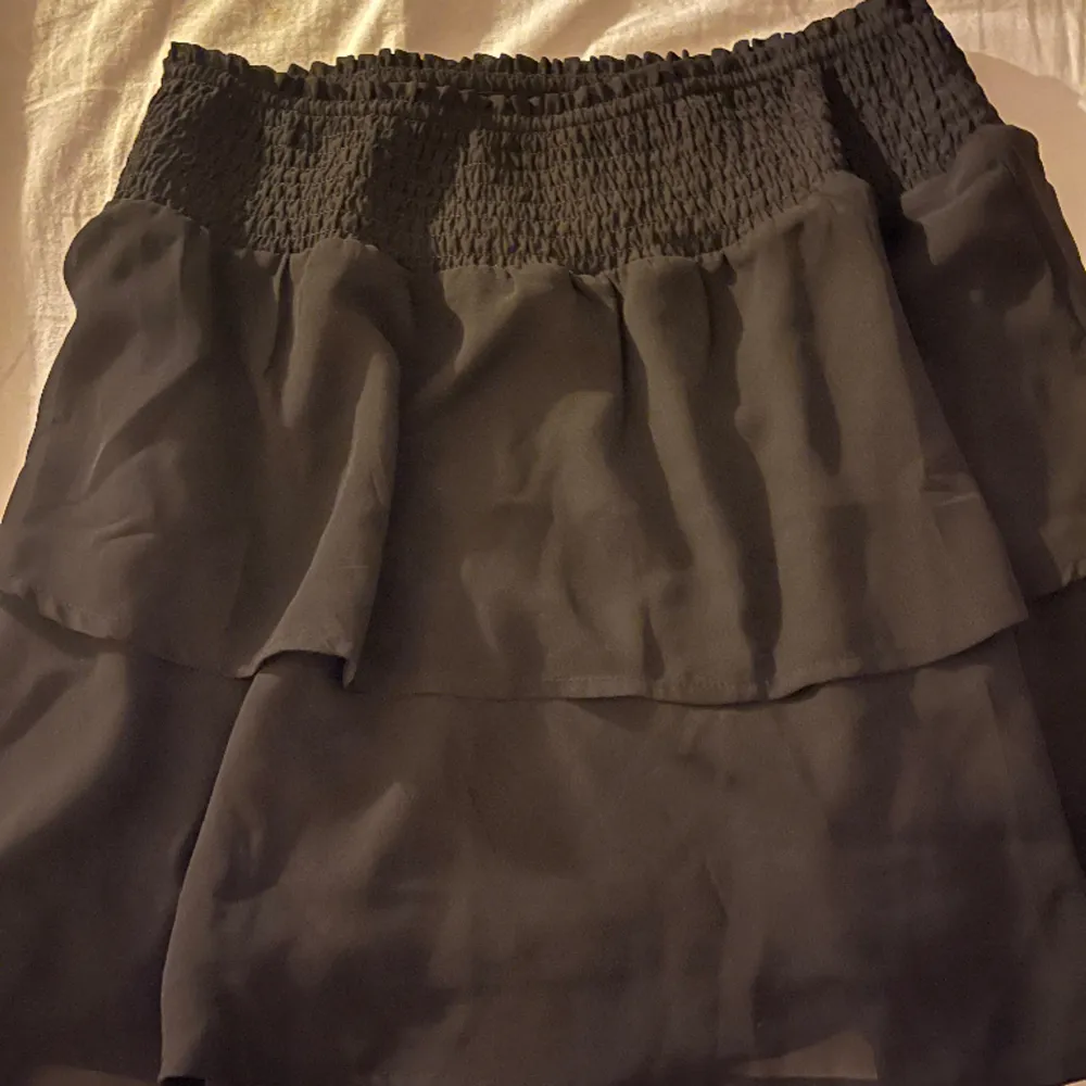 Säljer denna jättefina svarta volang kjol i m från Only, därför att den inte kommer till andvändning längre. Andvänd några få gånger.🤍. Kjolar.